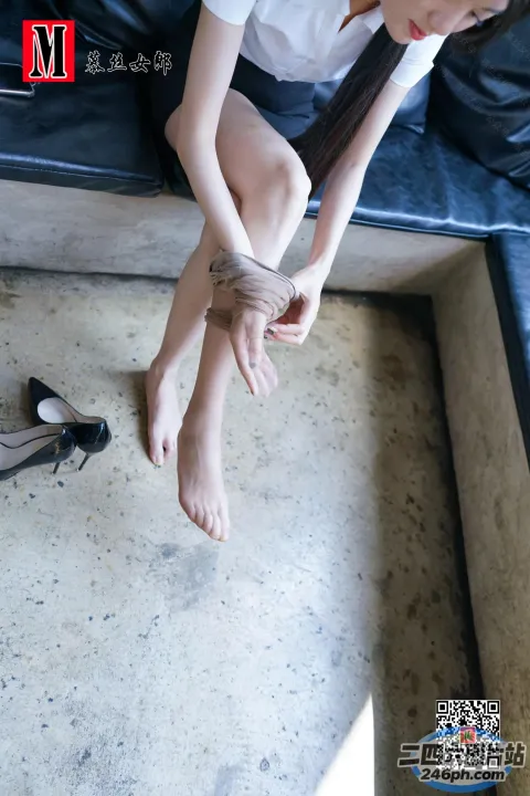 有个女人坐在沙发上，双脚着地