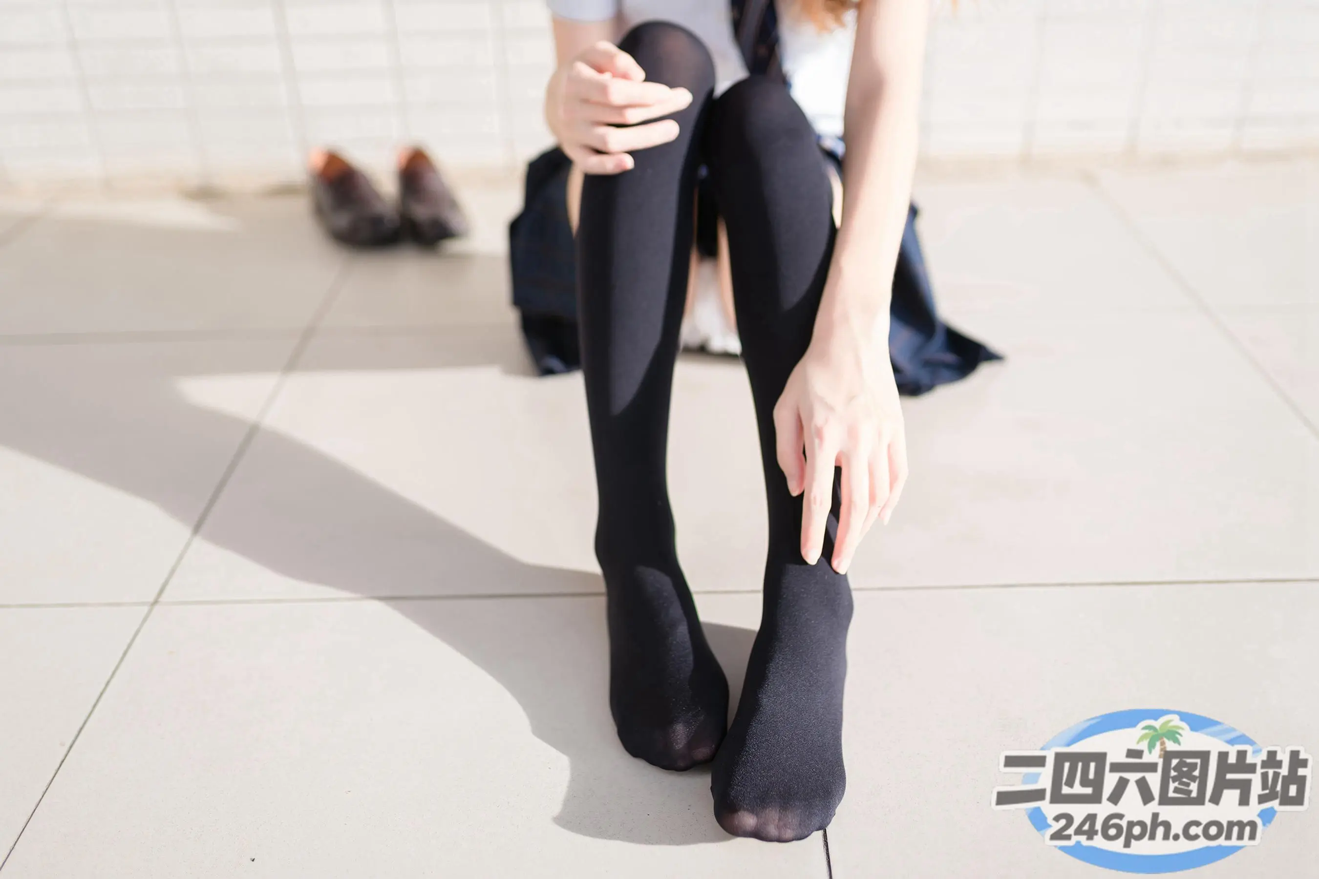 有人坐在地上，双脚抬起