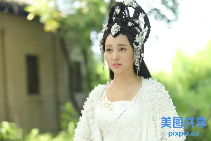 身穿白色连衣裙和黑色头饰的阿拉夫女人