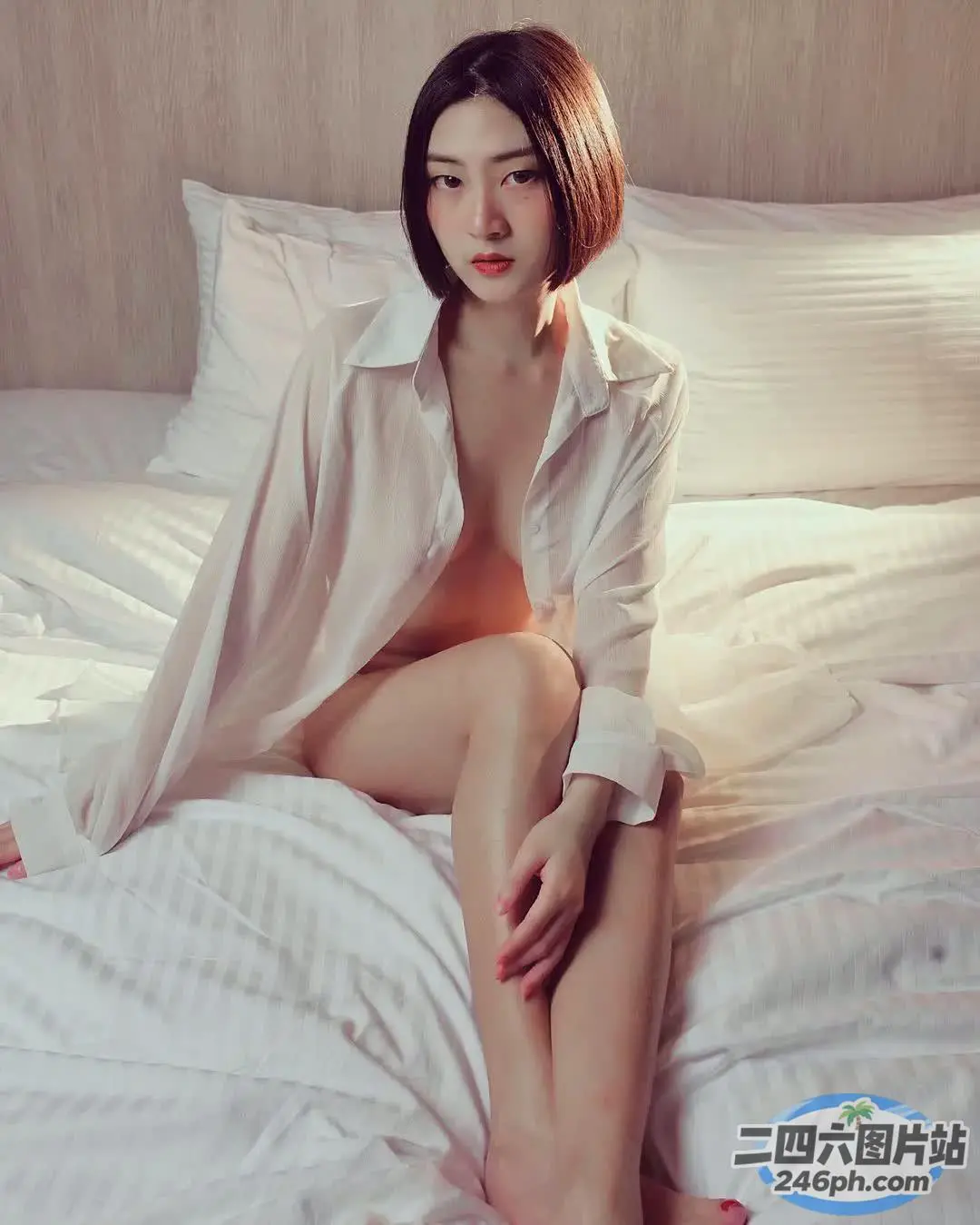穿着白衬衫坐在床上的阿拉夫德女人