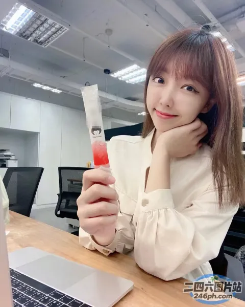 阿拉费德女子在笔记本电脑前拿着刀
