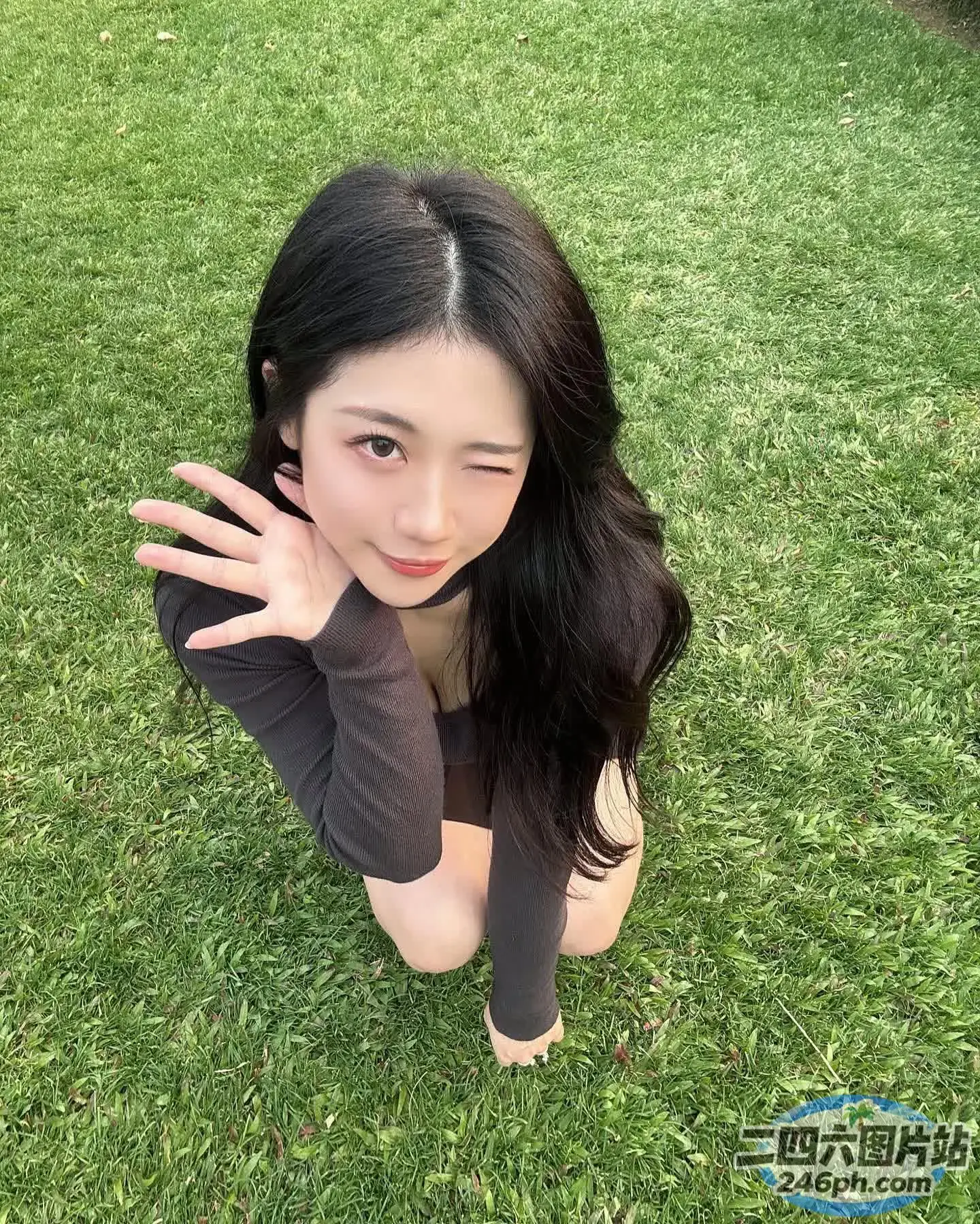 阿拉夫德亚洲妇女坐在草地上，双手捂脸