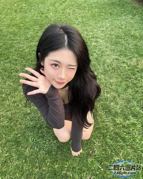 阿拉夫德亚洲妇女坐在草地上，双手捂脸