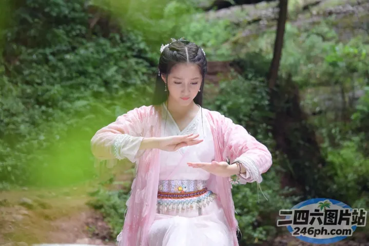 长椅上坐着一个穿着粉色连衣裙的女人
