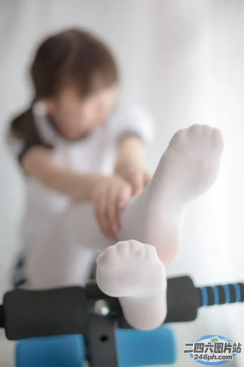 有一个小女孩坐在自行车上