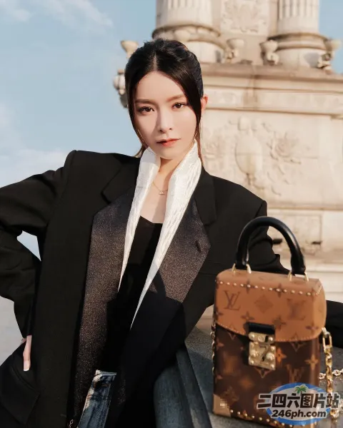 身穿黑色夹克和白色衬衫的女子，手里拿着一个棕色的包