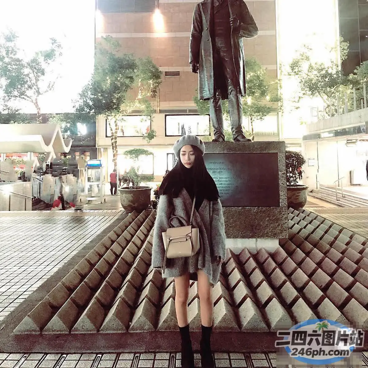 站在一男一女雕像前的女人