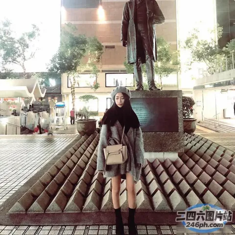 站在一男一女雕像前的女人