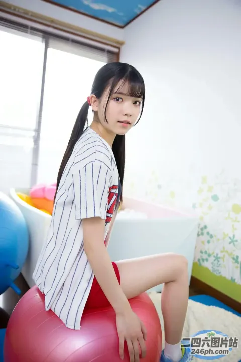 房间里有个小女孩坐在球上