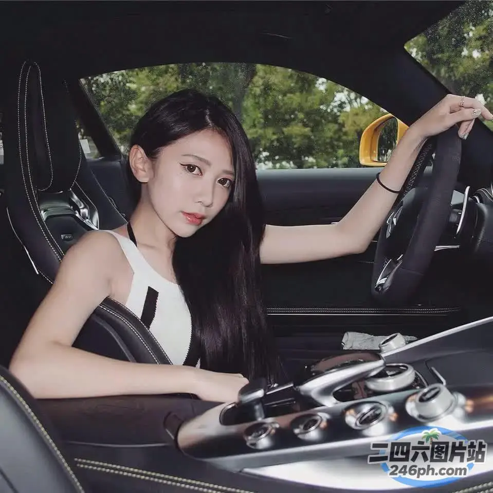 坐在带方向盘的汽车里的阿拉菲德女人