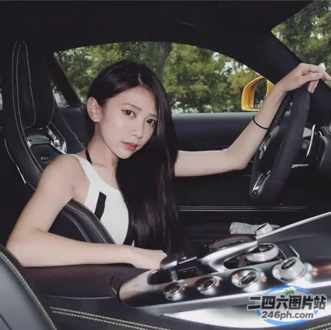 坐在带方向盘的汽车里的阿拉菲德女人