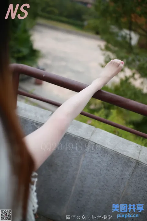 有一个女人把手机放在耳边