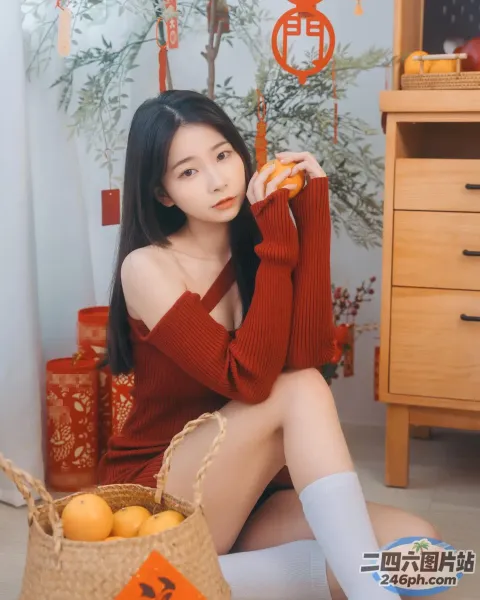 阿拉菲德亚洲妇女拿着一篮橙子坐在地板上