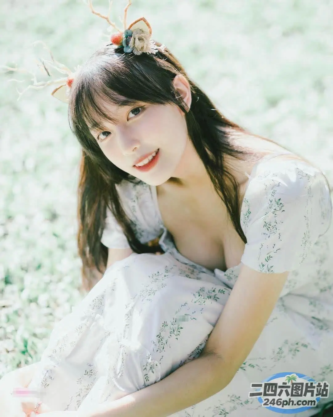 坐在田野里的 araffe 白裙亚洲女人