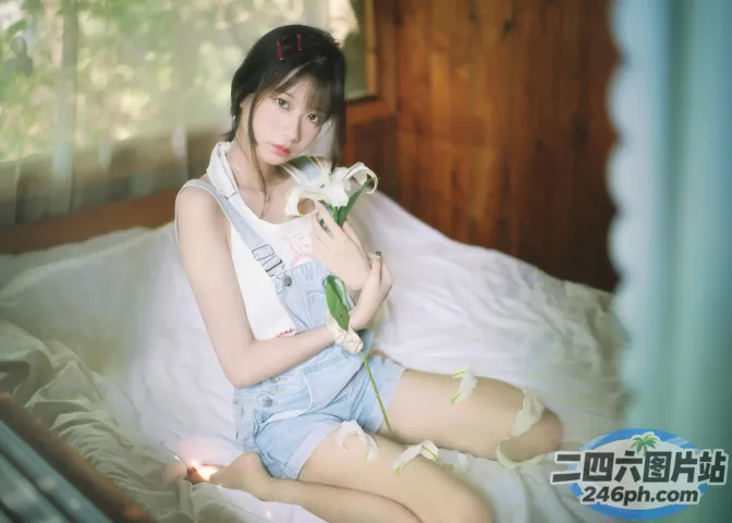 床上坐着一个女人，手里拿着一朵玫瑰