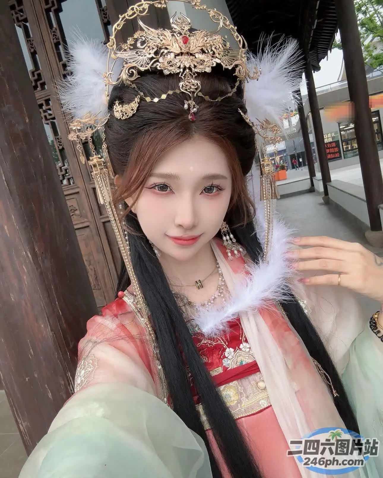 身穿中式连衣裙的 araffe 女子合影留念