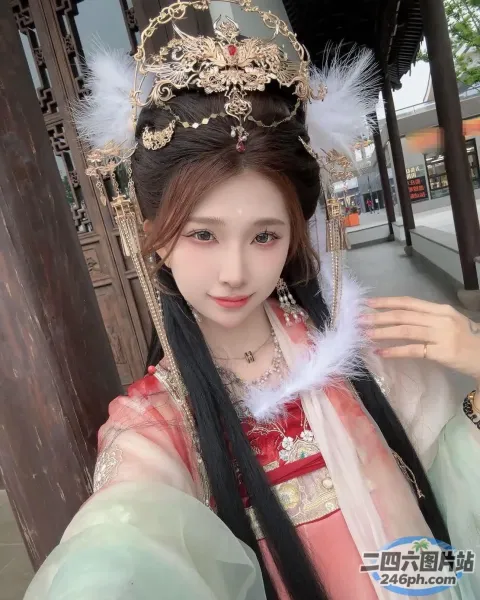 身穿中式连衣裙的 araffe 女子合影留念