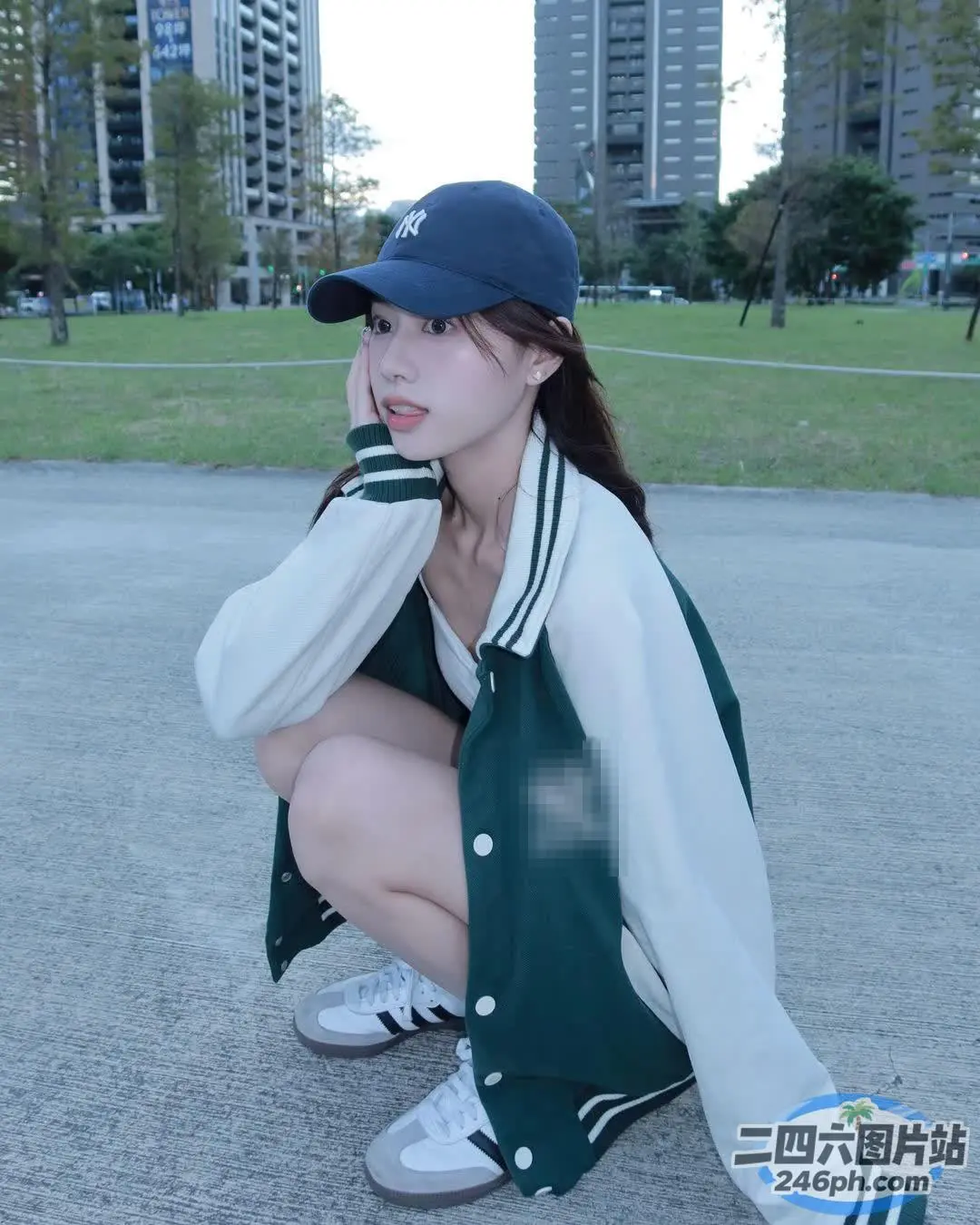 身穿棒球服的 arafed 女子蹲在地上