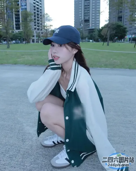 身穿棒球服的 arafed 女子蹲在地上