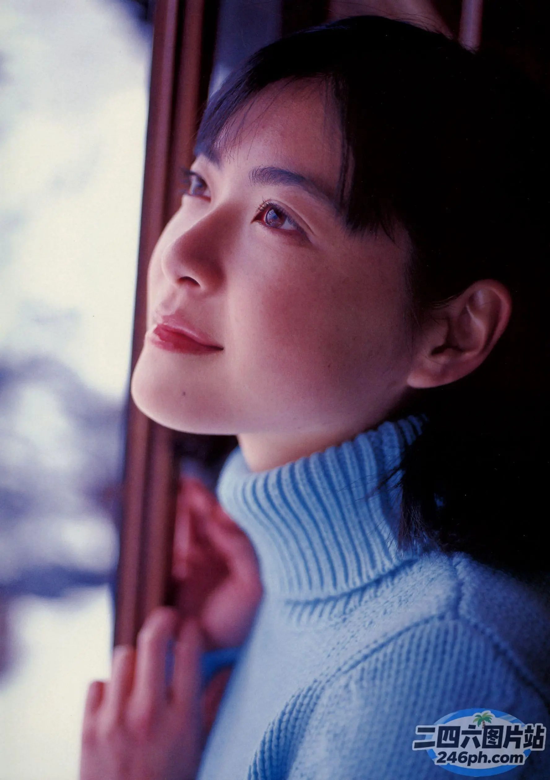 There is a woman looking towards a window in the snow（雪地里有个女人望着窗外）