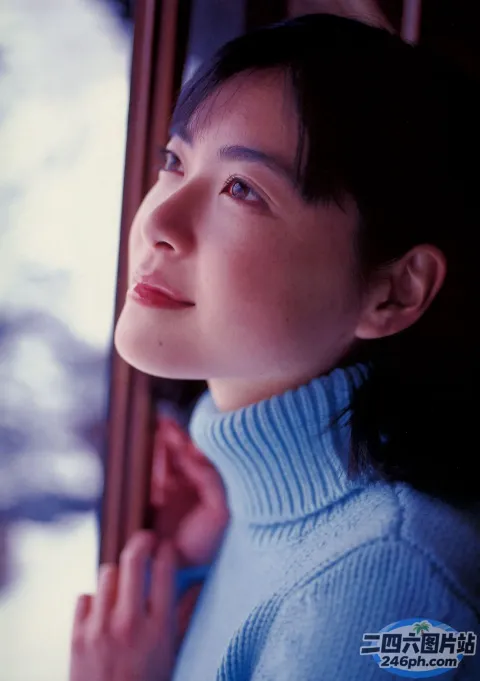 There is a woman looking towards a window in the snow（雪地里有个女人望着窗外）