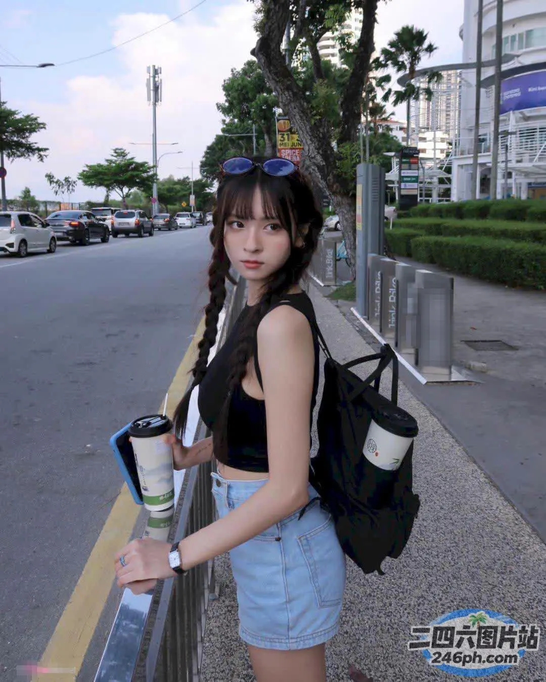 背着背包和一杯咖啡的 araffe 亚洲女人