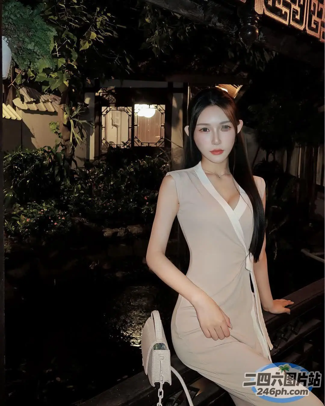 坐在长凳上的白裙 araffe 女子