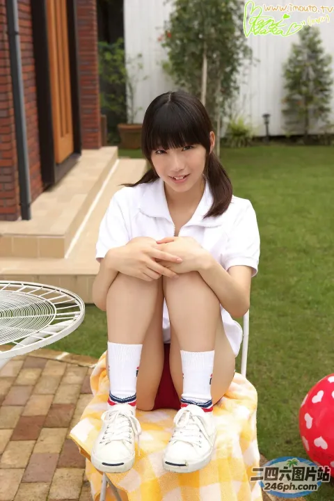 坐在院子里椅子上的 arafed 亚洲妇女