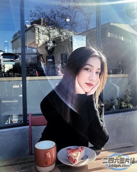 有个女人坐在一张桌子旁，桌上放着一盘食物