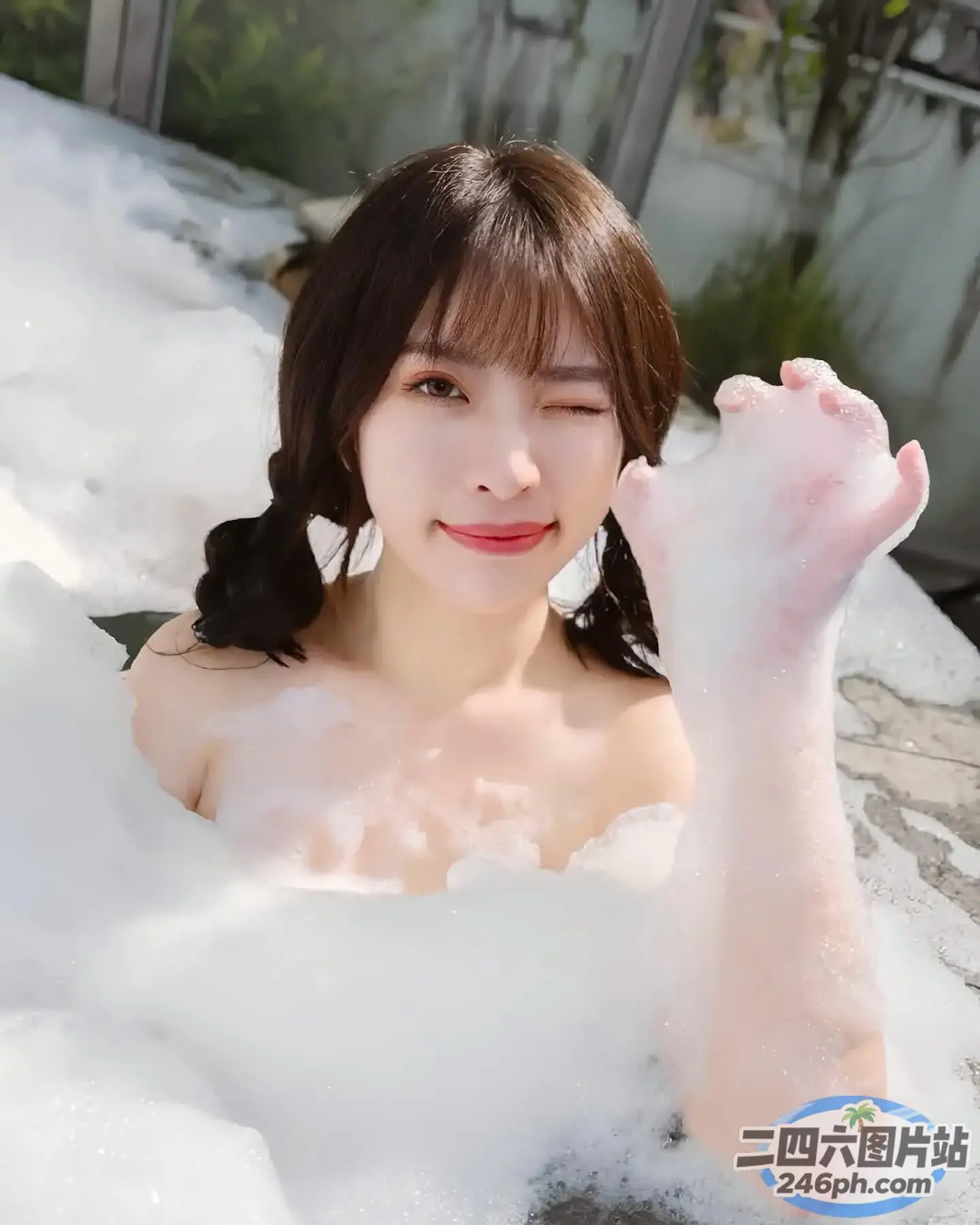 一个女人在浴缸里，脚上沾着泡沫