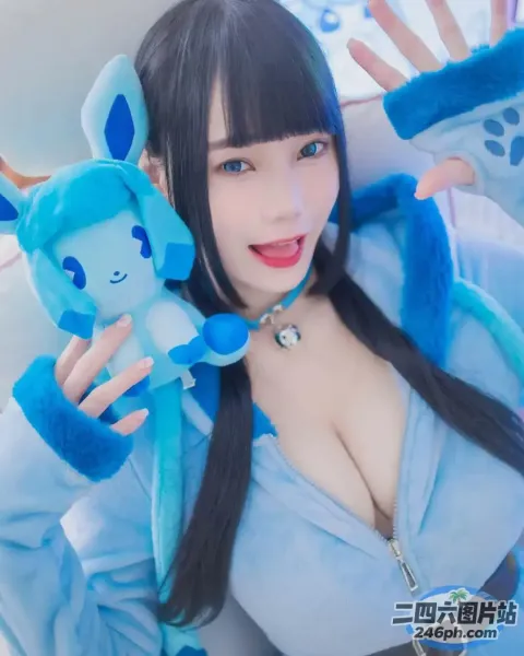 一个女人手里拿着一个毛绒玩具的特写
