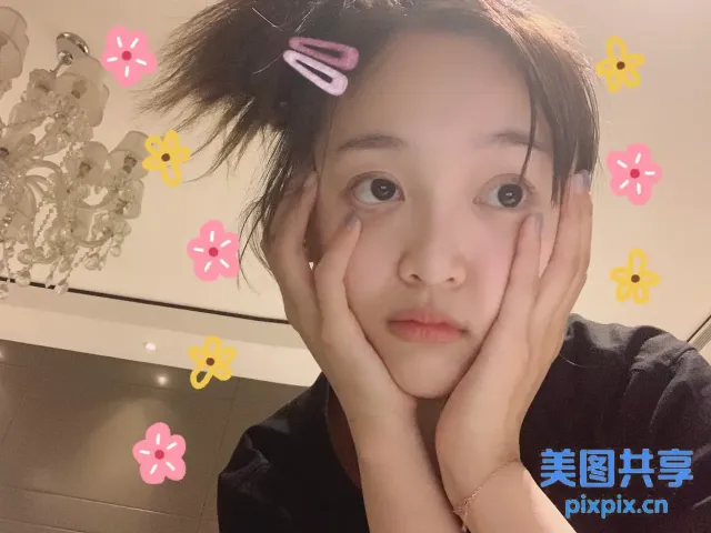 有一个年轻的女孩，她的手放在脸上