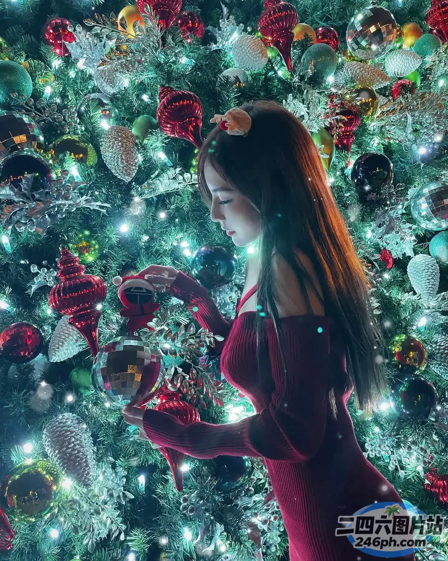 站在圣诞树前的红裙子阿拉伯女人