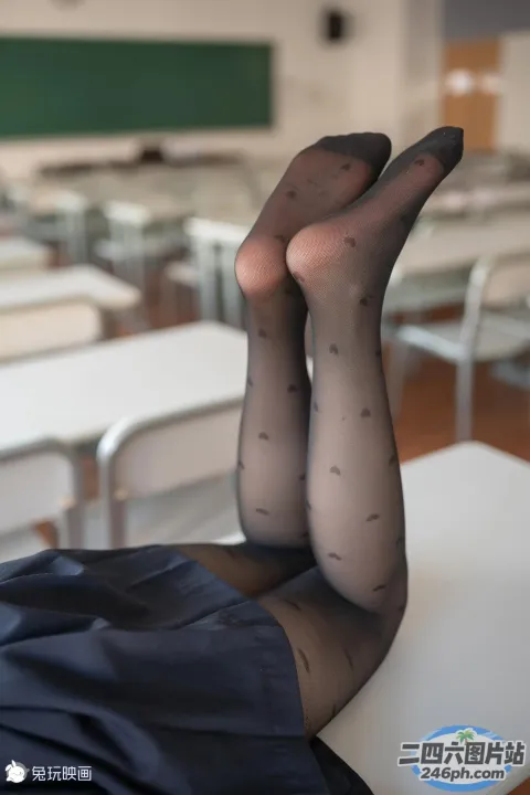 有一个女人躺在桌子上，双腿抬起