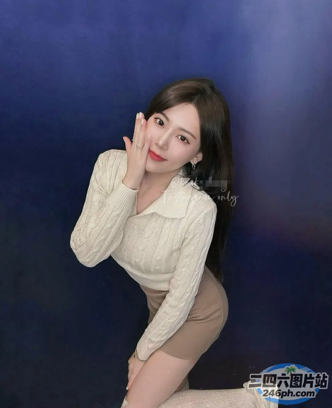 阿拉伯女郎身穿紧身裙和丝袜摆姿势
