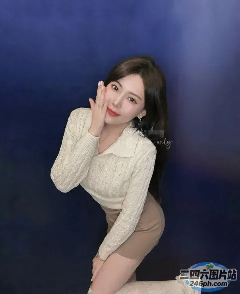 阿拉伯女郎身穿紧身裙和丝袜摆姿势