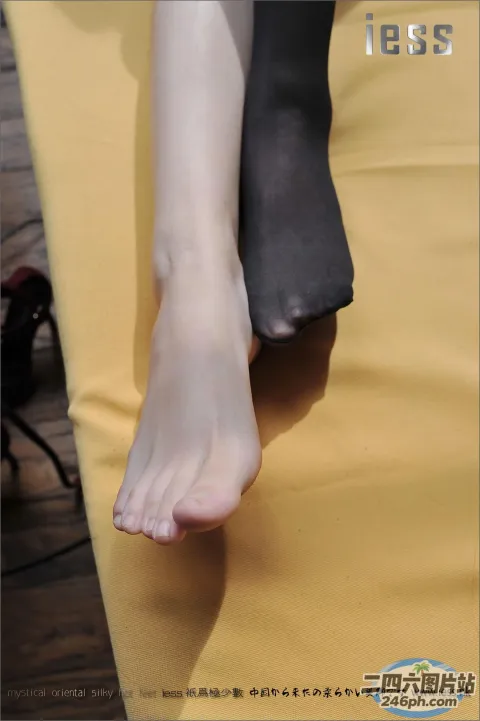 有一个光脚的人坐在床上