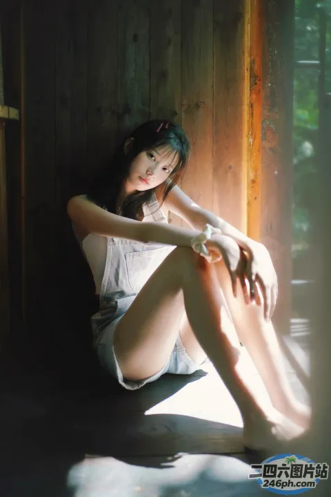 房间里的地板上坐着一个女人