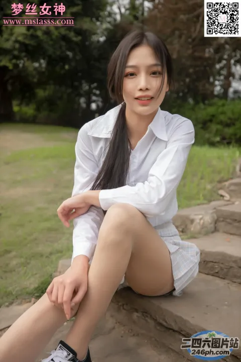 坐在石阶上的女人的特写