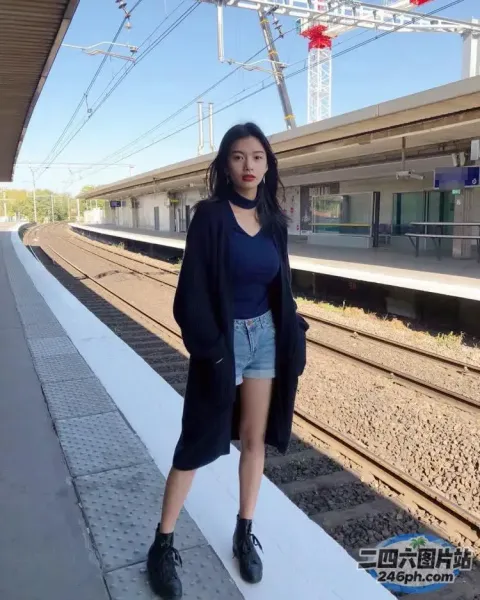 火车站的月台上站着一个女人