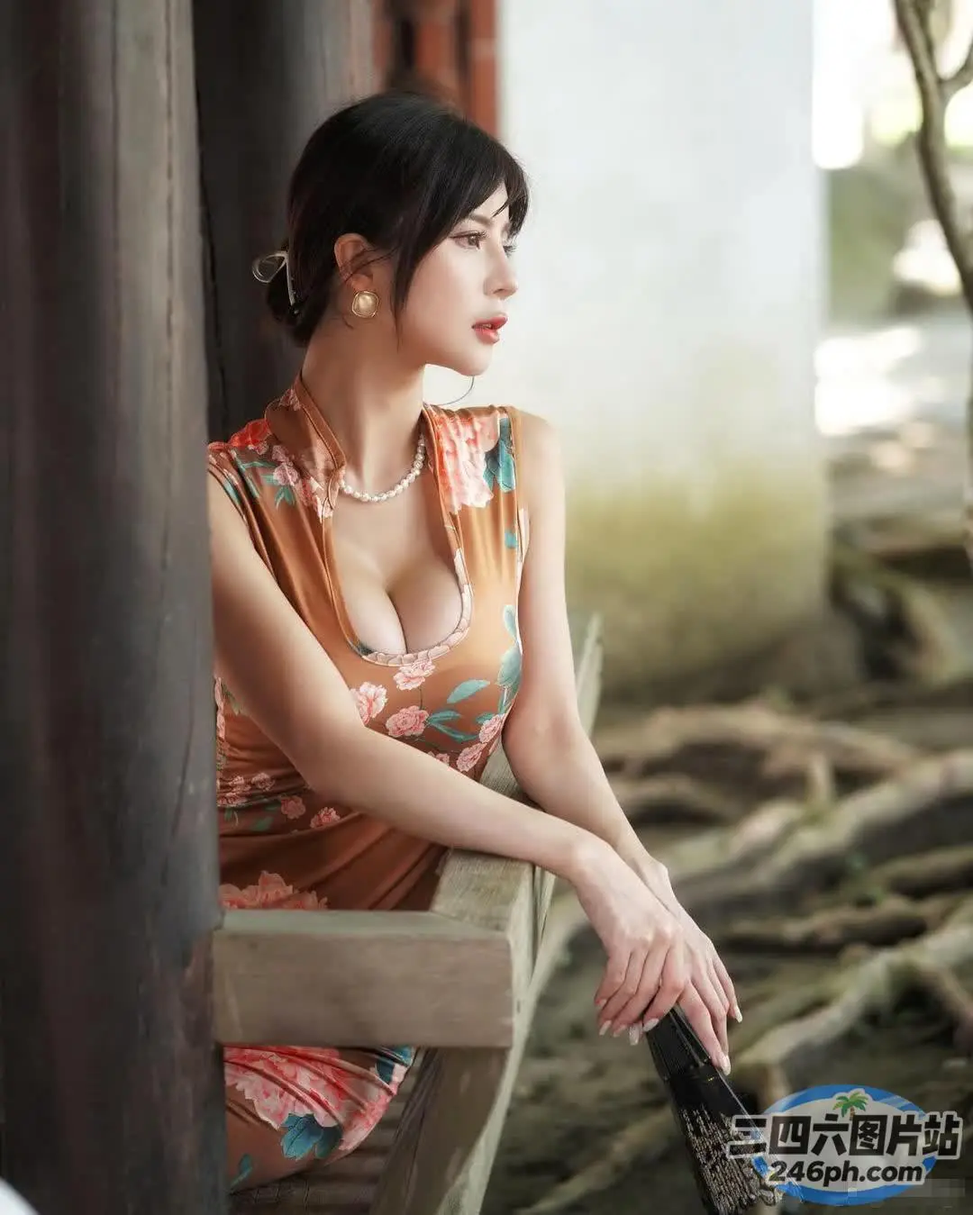 阿拉菲女子坐在长凳上，手里拿着一瓶酒