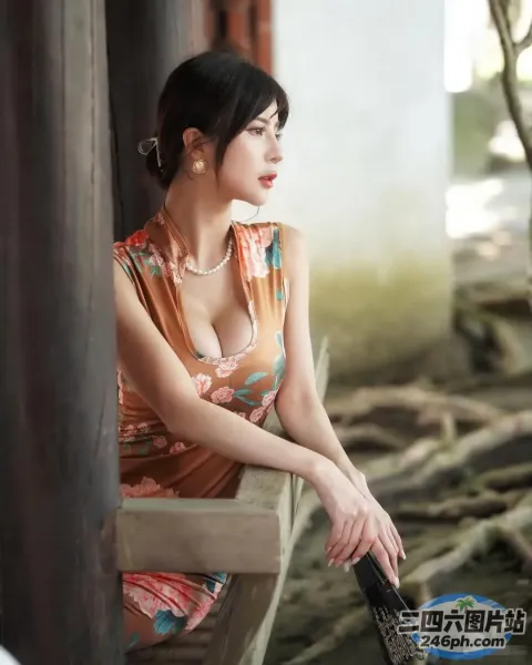 阿拉菲女子坐在长凳上，手里拿着一瓶酒
