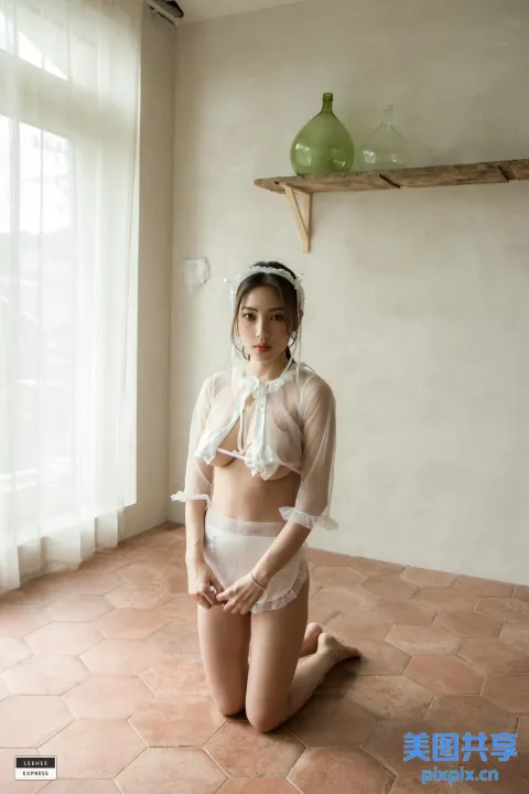 穿着白色内衣坐在地板上的阿拉夫德女人