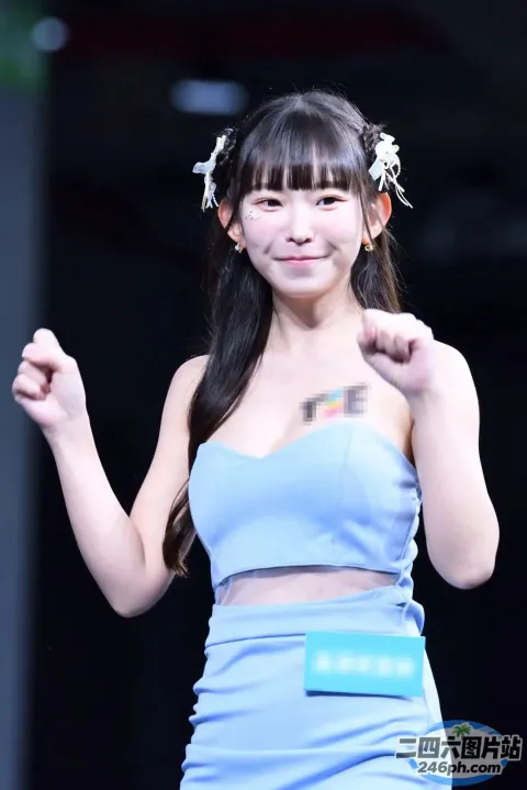 一名身穿蓝色连衣裙的女子正在摆姿势拍照