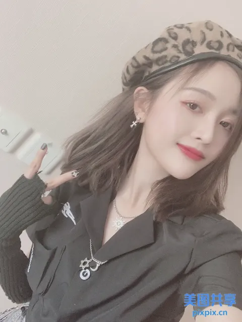 有一位女士正在用手机自拍