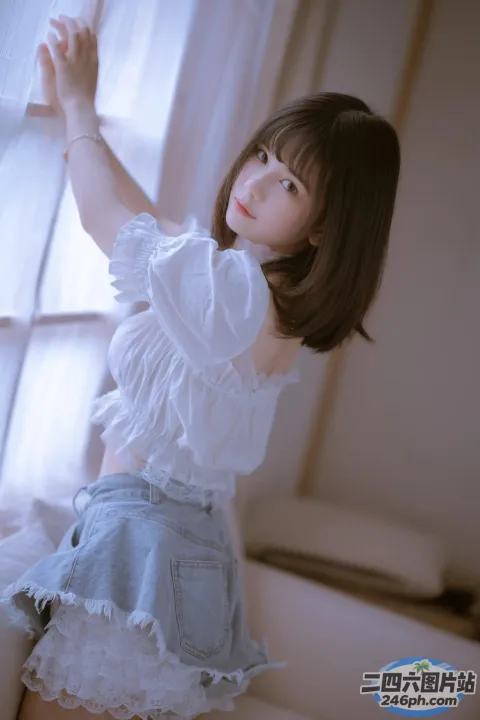 有一个女人站在有窗帘的窗户边