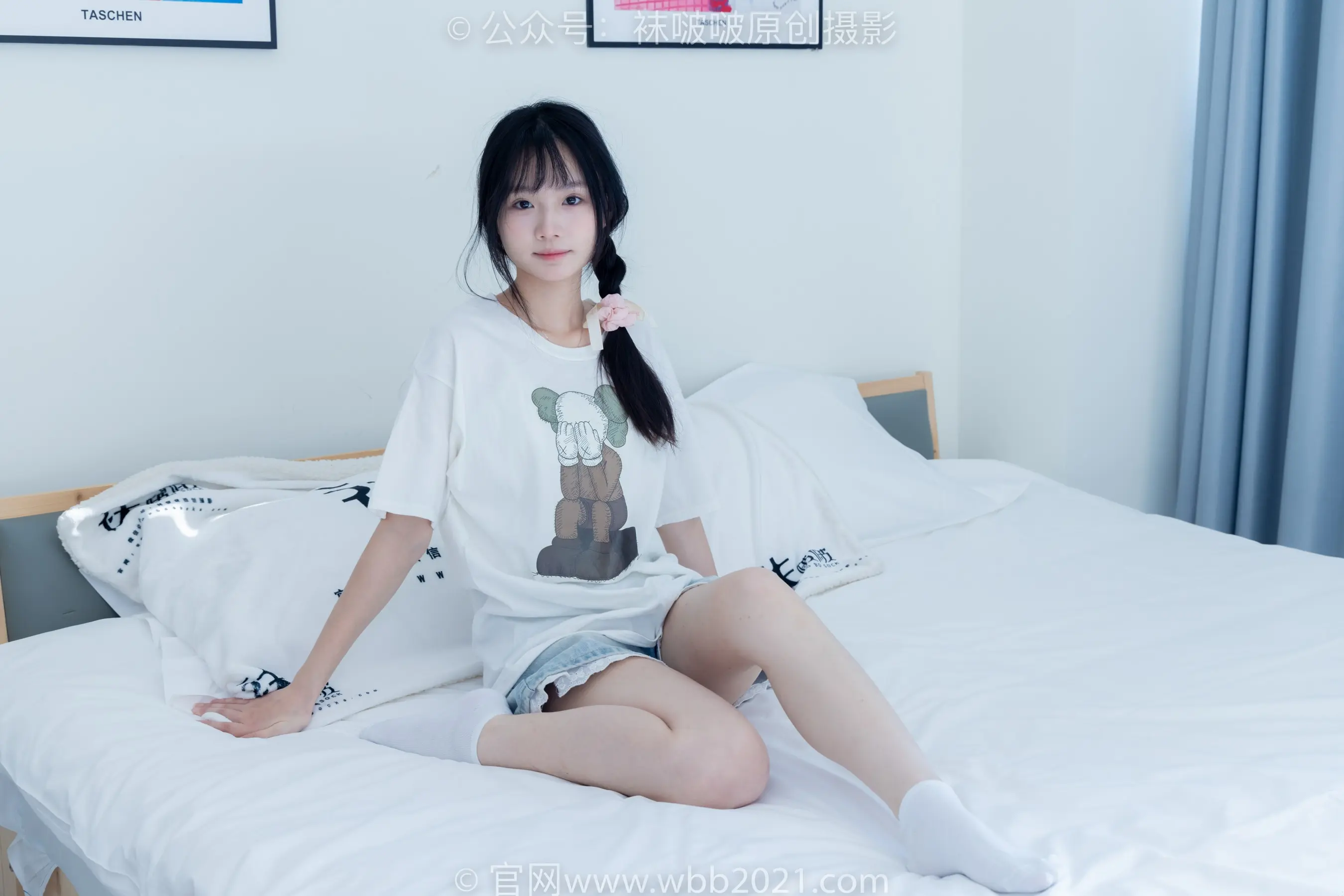 床上坐着一个穿着白衬衫的女人