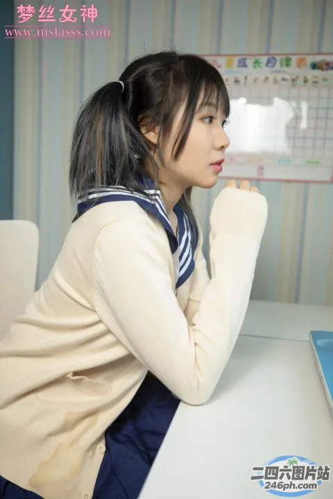 Arafed 亚洲妇女坐在书桌前，手里拿着一台笔记本电脑