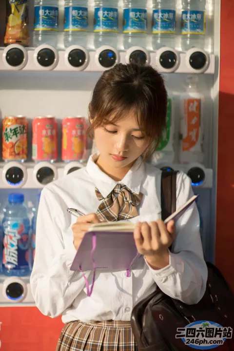 穿着校服的女人在自动售货机前看书