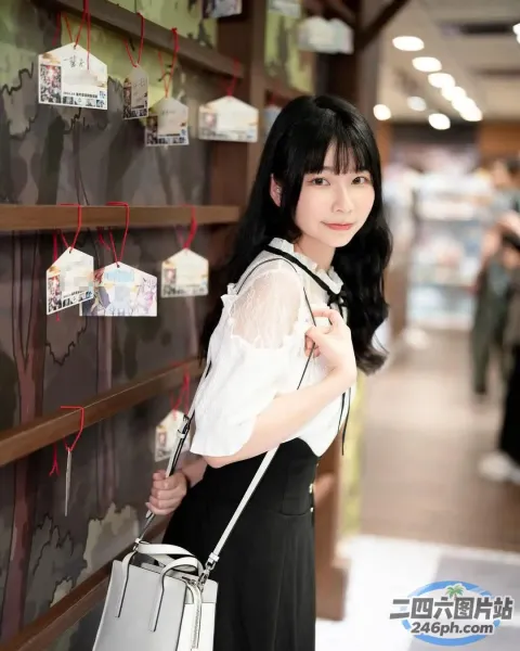 有个女人拿着钱包站在墙前